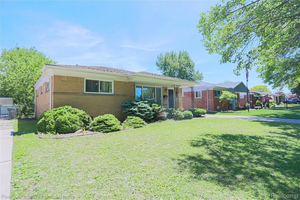 28806 Rockwood Street St. Clair Shores City MI 48081