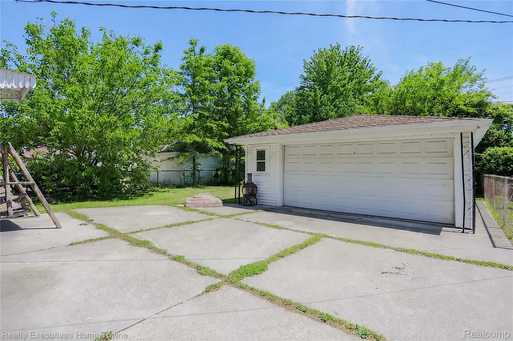 28806 Rockwood Street St. Clair Shores City MI 48081