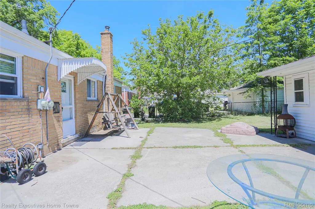 28806 Rockwood Street St. Clair Shores City MI 48081