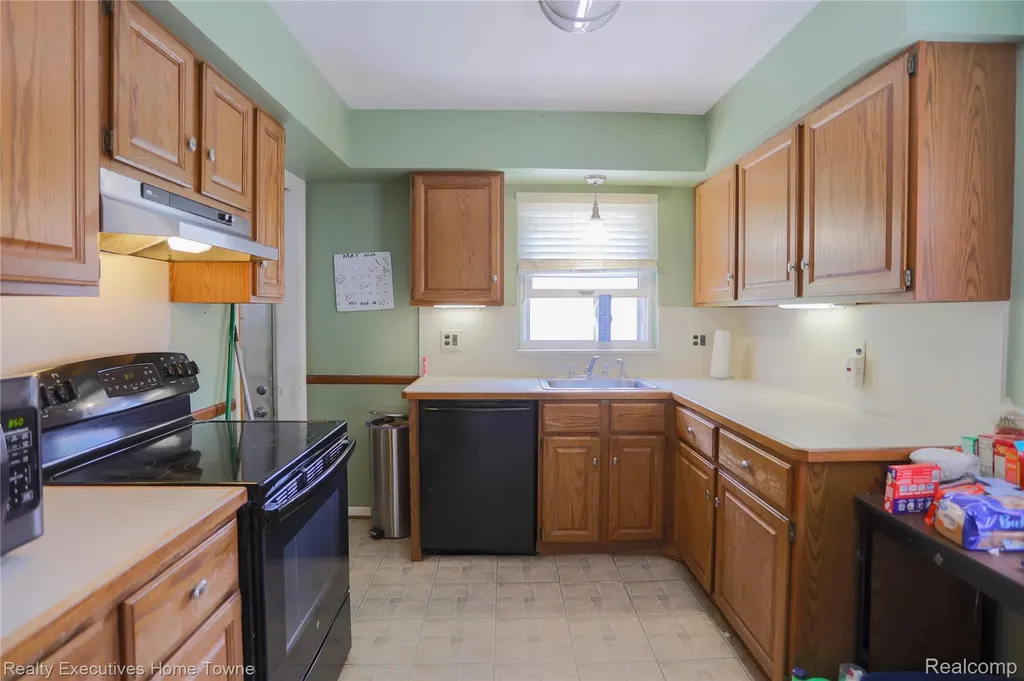 28806 Rockwood Street St. Clair Shores City MI 48081
