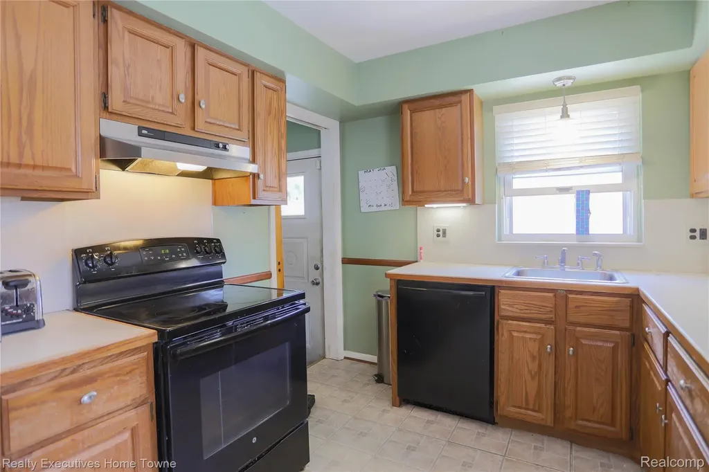 28806 Rockwood Street St. Clair Shores City MI 48081