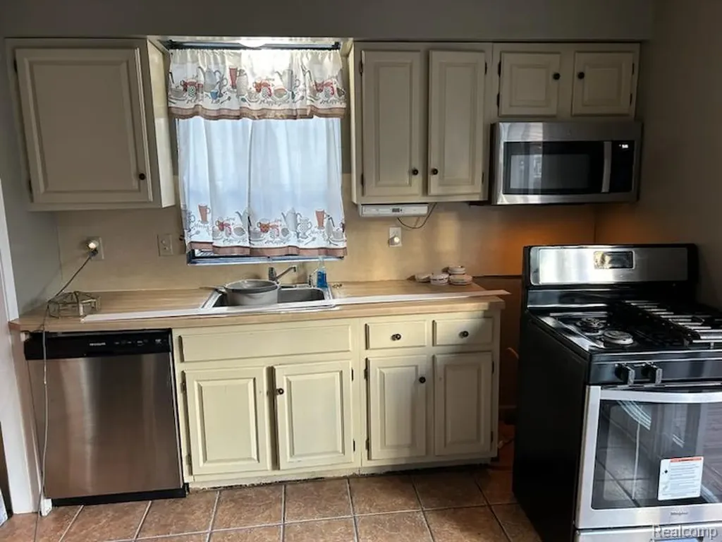 498 Bird Avenue Birmingham City MI 48009