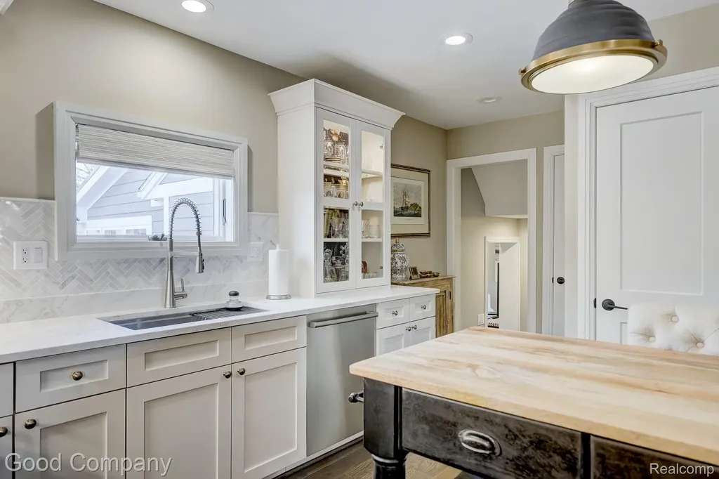 3105 Culbertson Avenue Rochester Hills City MI 48307