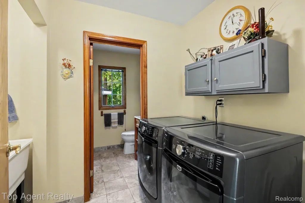 2411 Farmbrook Trail Addison Township MI 48370