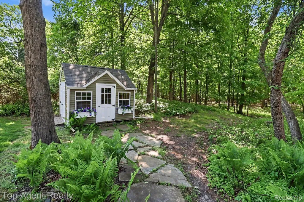 2411 Farmbrook Trail Addison Township MI 48370