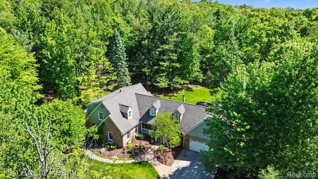 2411 Farmbrook Trail Addison Township MI 48370