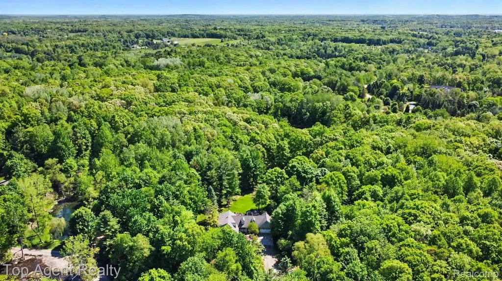 2411 Farmbrook Trail Addison Township MI 48370