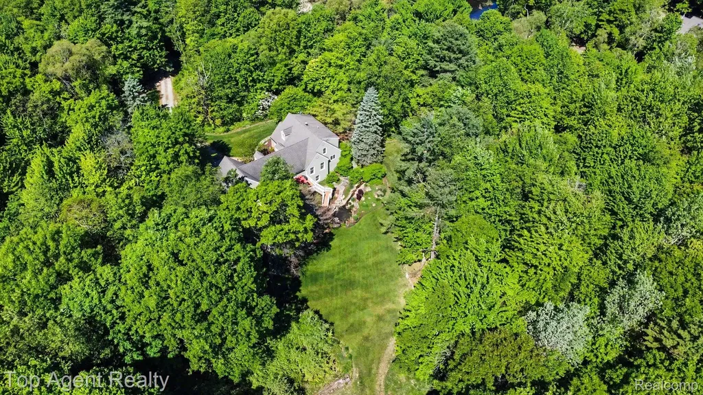 2411 Farmbrook Trail Addison Township MI 48370