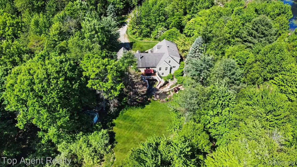 2411 Farmbrook Trail Addison Township MI 48370