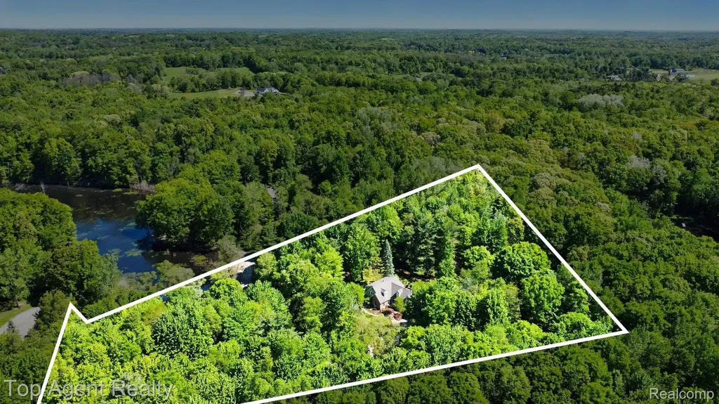 2411 Farmbrook Trail Addison Township MI 48370