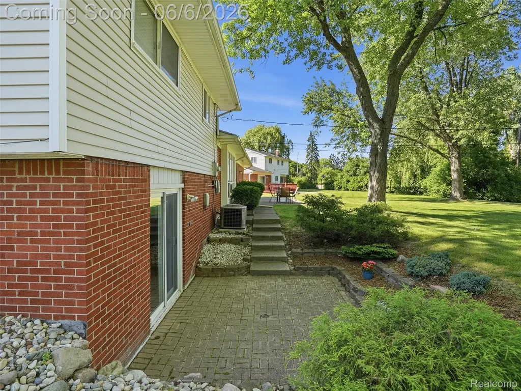 6623 Pine Eagle Lane West Bloomfield Charter Township MI 48322