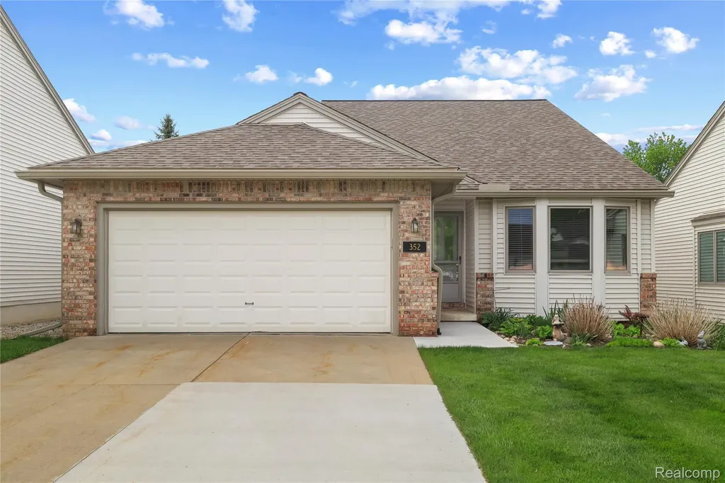 352 Cottonwood Lane Saline City MI 48176