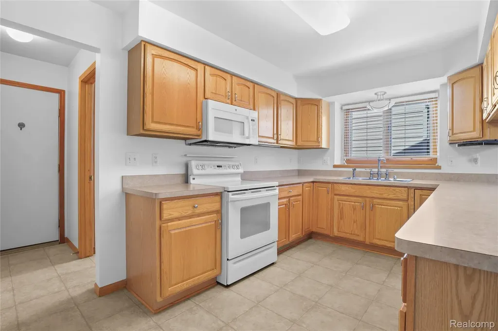 352 Cottonwood Lane Saline City MI 48176