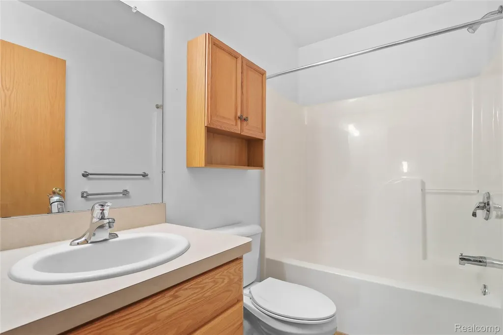 352 Cottonwood Lane Saline City MI 48176
