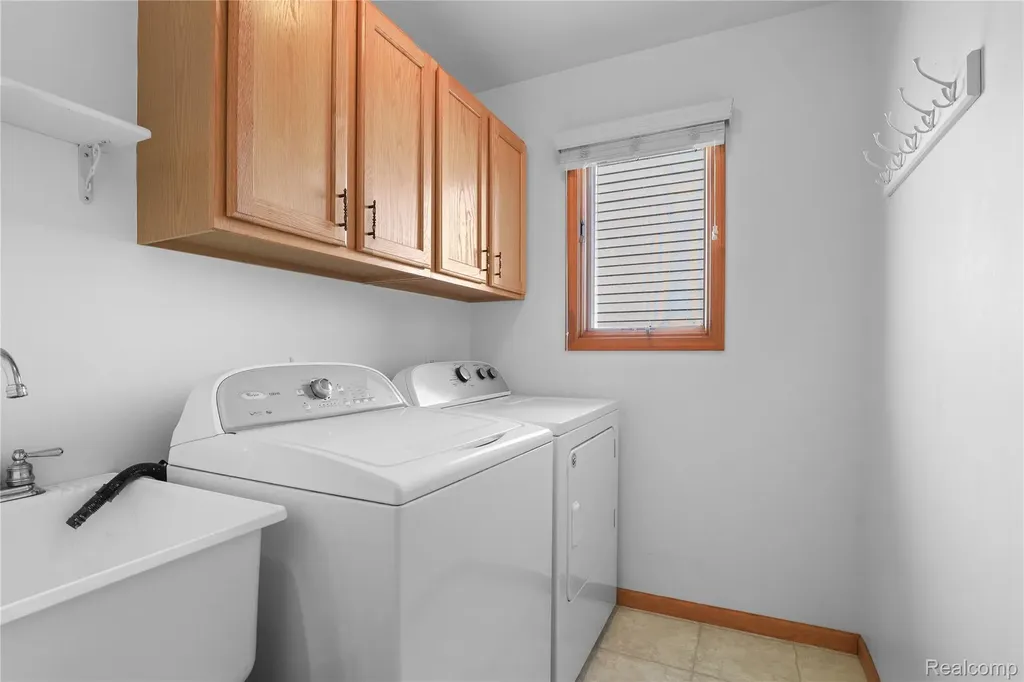 352 Cottonwood Lane Saline City MI 48176