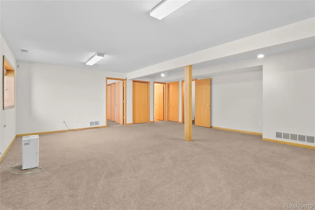 352 Cottonwood Lane Saline City MI 48176