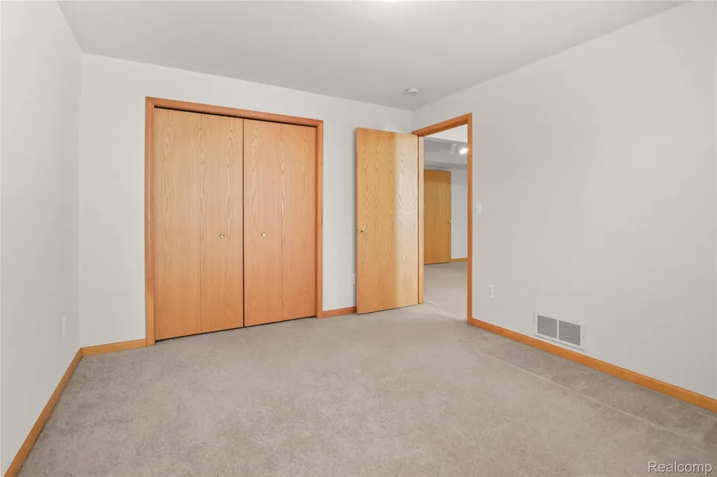 352 Cottonwood Lane Saline City MI 48176