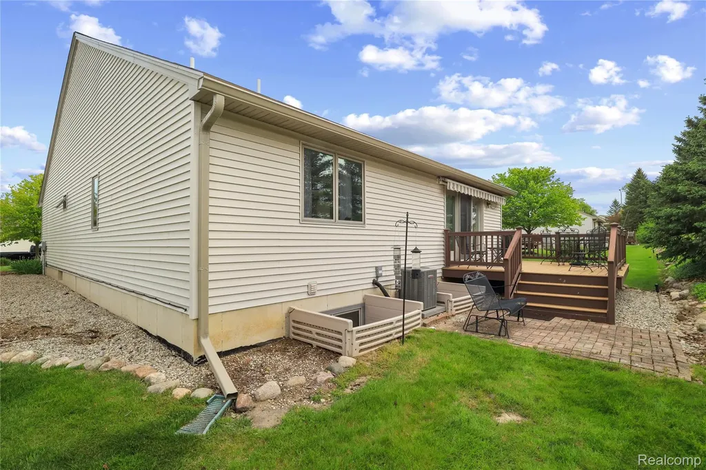 352 Cottonwood Lane Saline City MI 48176