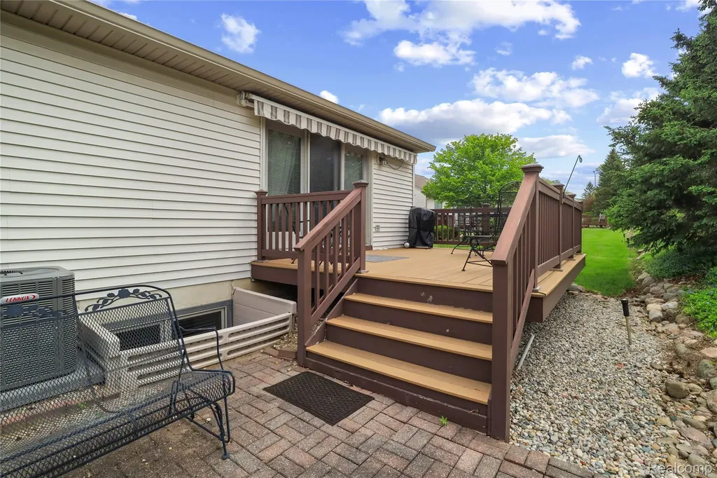 352 Cottonwood Lane Saline City MI 48176