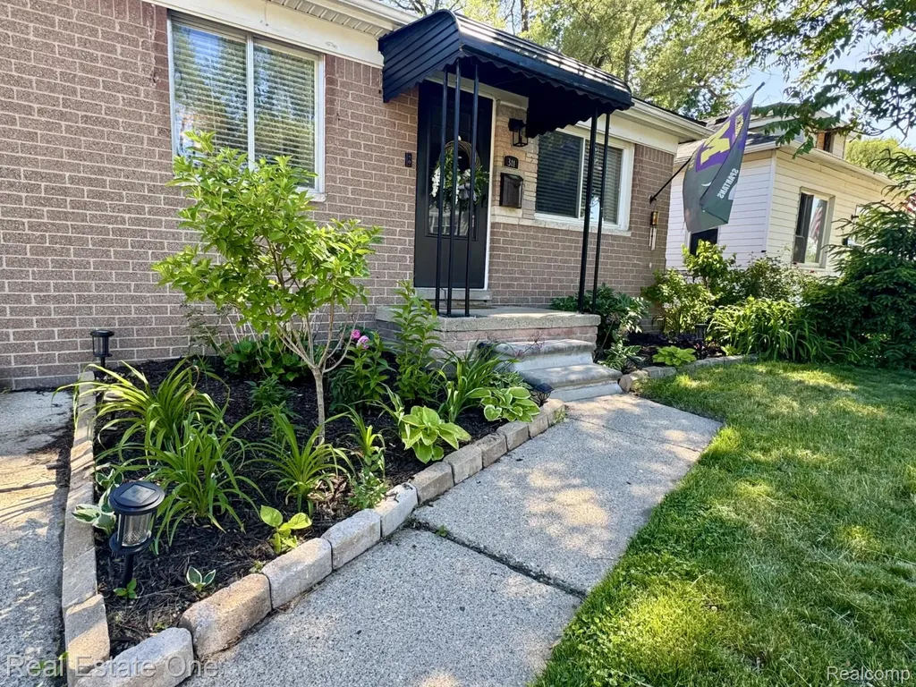 311 W Brockton Avenue Madison Heights City MI 48071