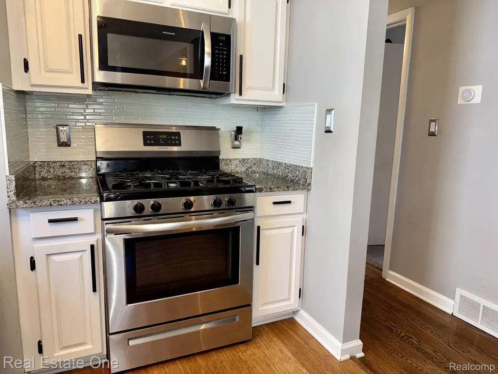 311 W Brockton Avenue Madison Heights City MI 48071