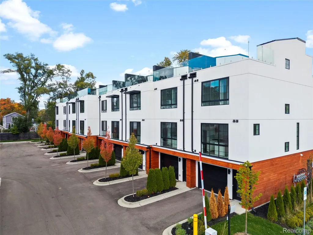 533 E Harrison Avenue Royal Oak City MI 48067