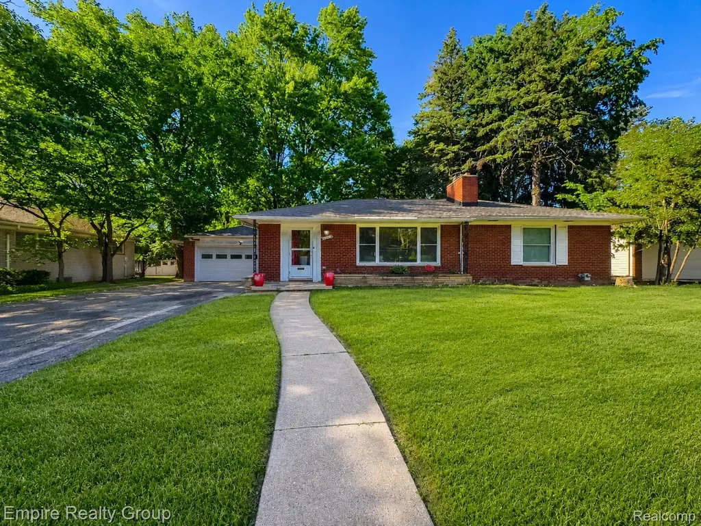 17300 Buckingham Avenue Beverly Hills Village MI 48025