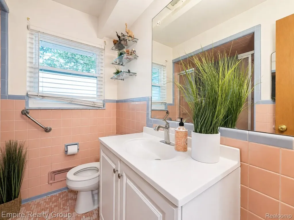 17300 Buckingham Avenue Beverly Hills Village MI 48025