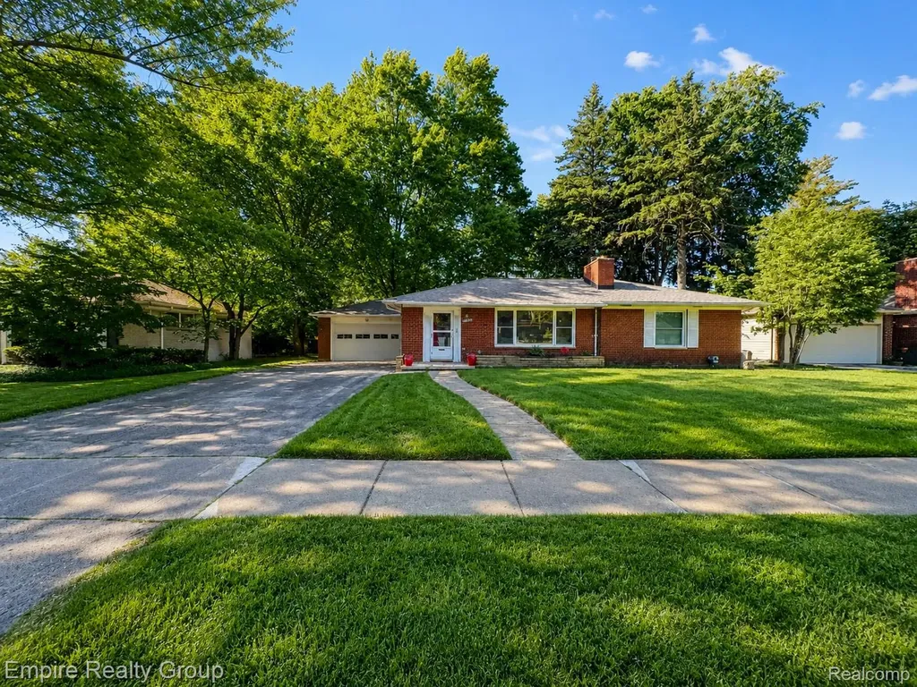 17300 Buckingham Avenue Beverly Hills Village MI 48025