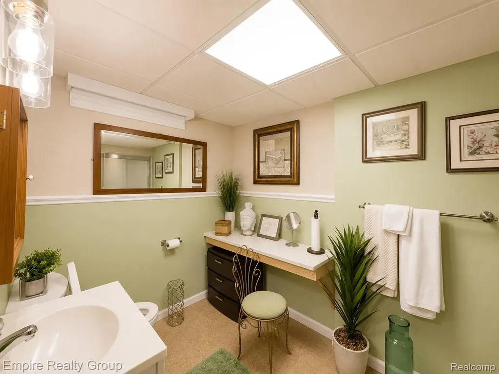 17300 Buckingham Avenue Beverly Hills Village MI 48025