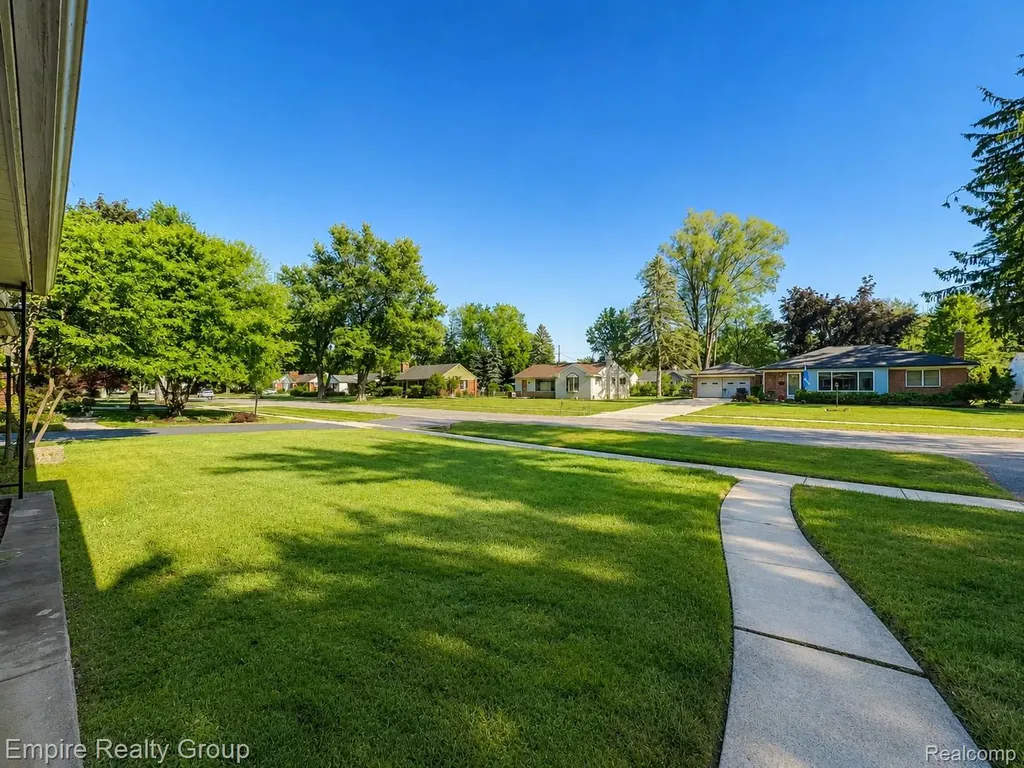 17300 Buckingham Avenue Beverly Hills Village MI 48025