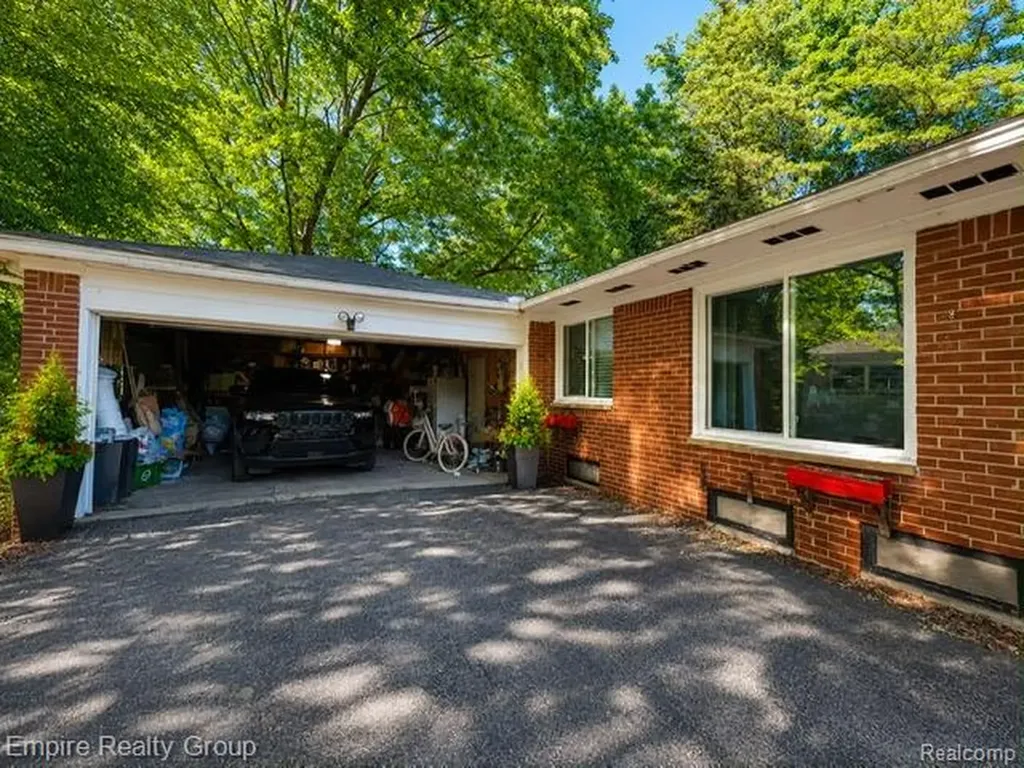 17300 Buckingham Avenue Beverly Hills Village MI 48025