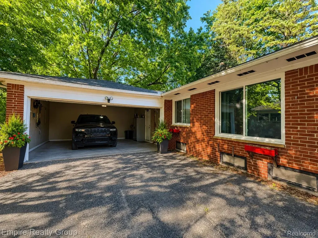 17300 Buckingham Avenue Beverly Hills Village MI 48025