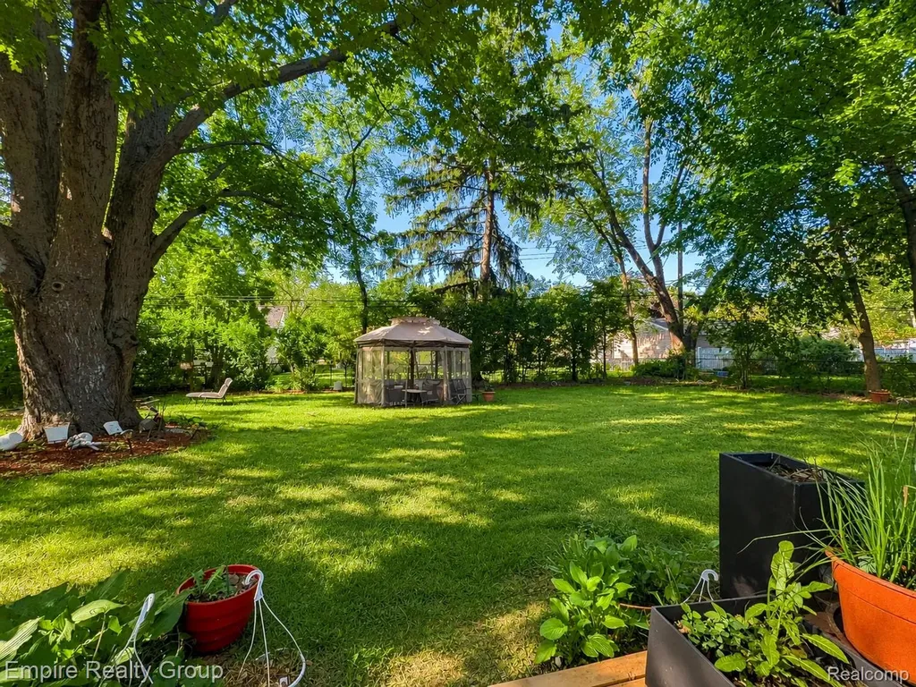 17300 Buckingham Avenue Beverly Hills Village MI 48025