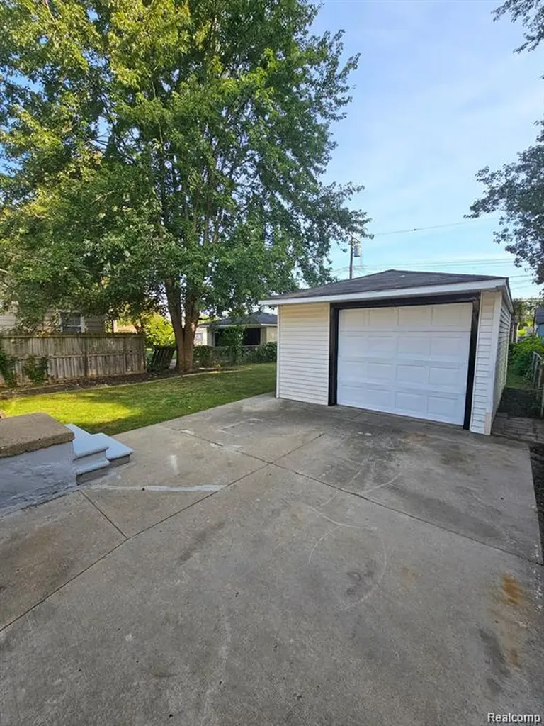 12760 Sarsfield Avenue Warren City MI 48089
