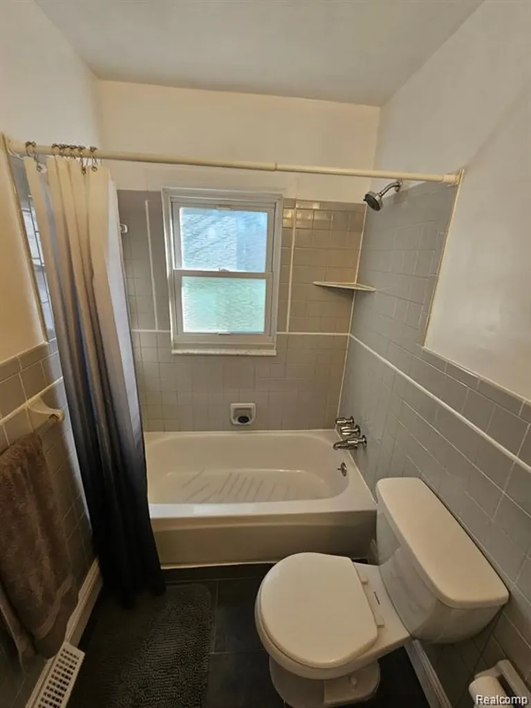 12760 Sarsfield Avenue Warren City MI 48089