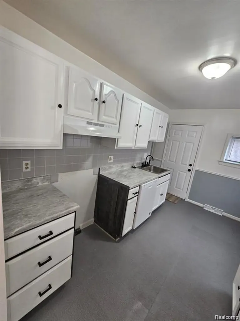 12760 Sarsfield Avenue Warren City MI 48089