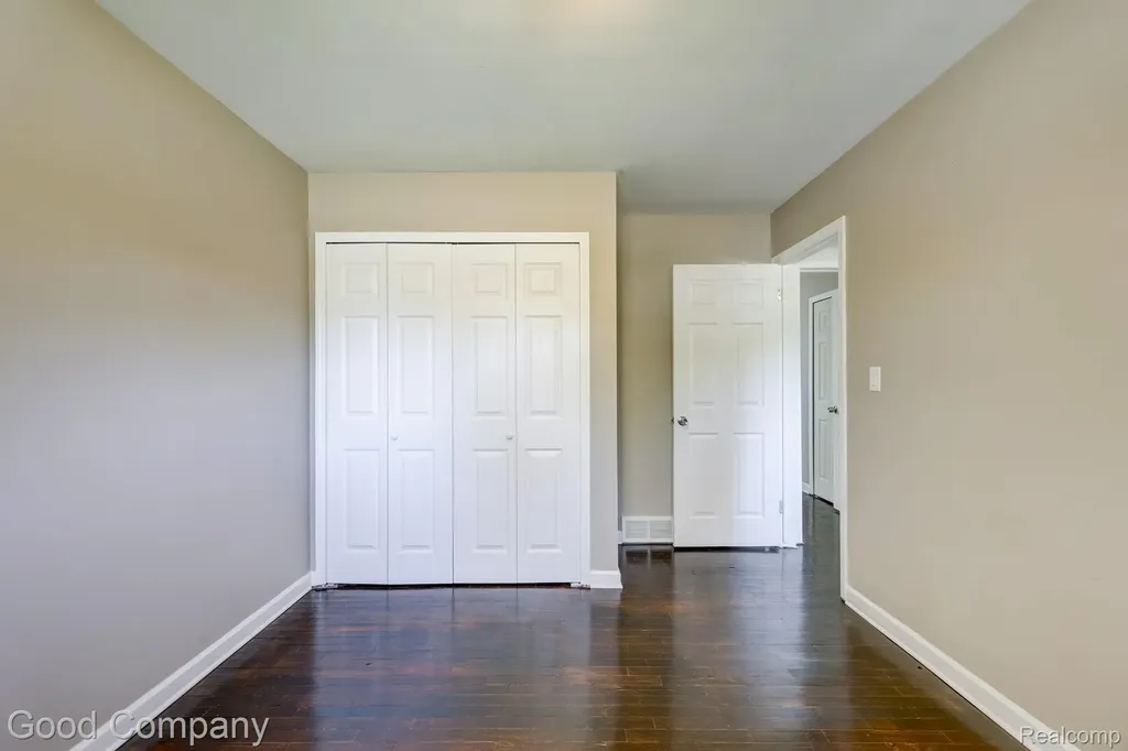 2742 Downey Drive Troy City MI 48083