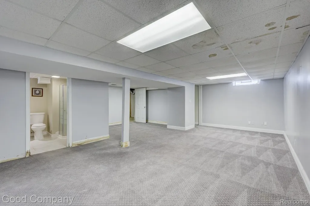 2742 Downey Drive Troy City MI 48083