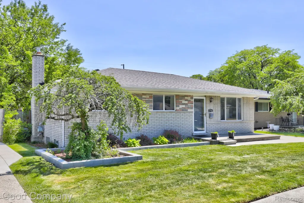 2742 Downey Drive Troy City MI 48083