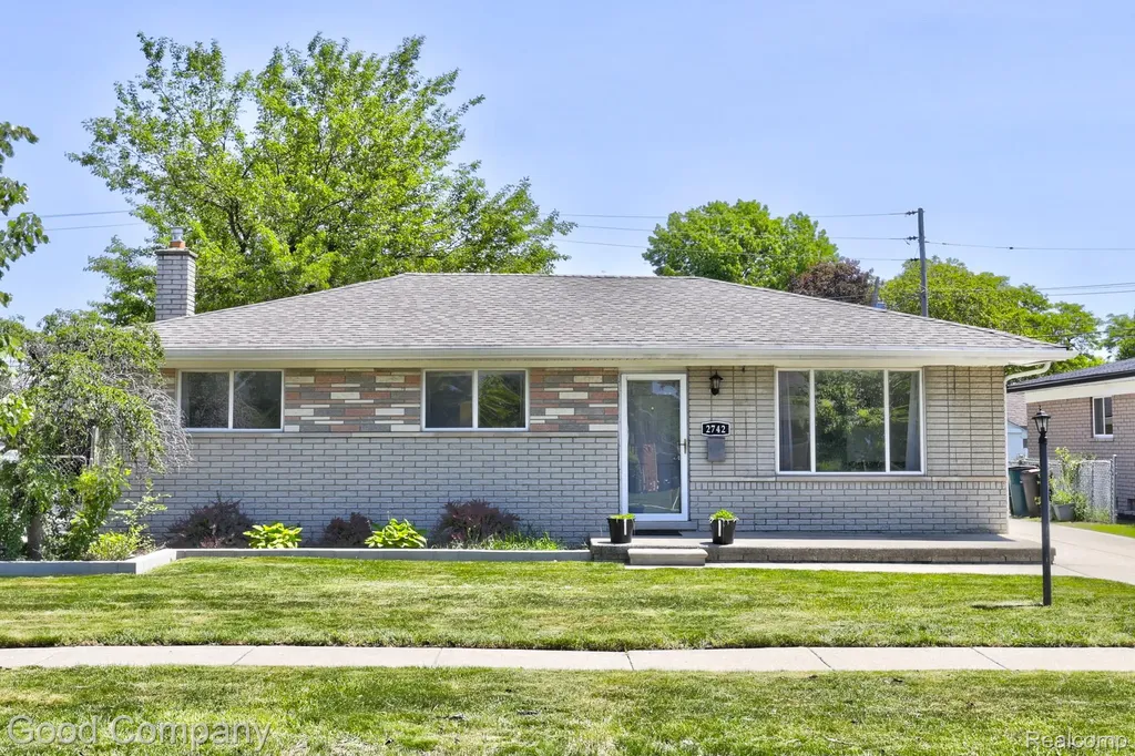 2742 Downey Drive Troy City MI 48083