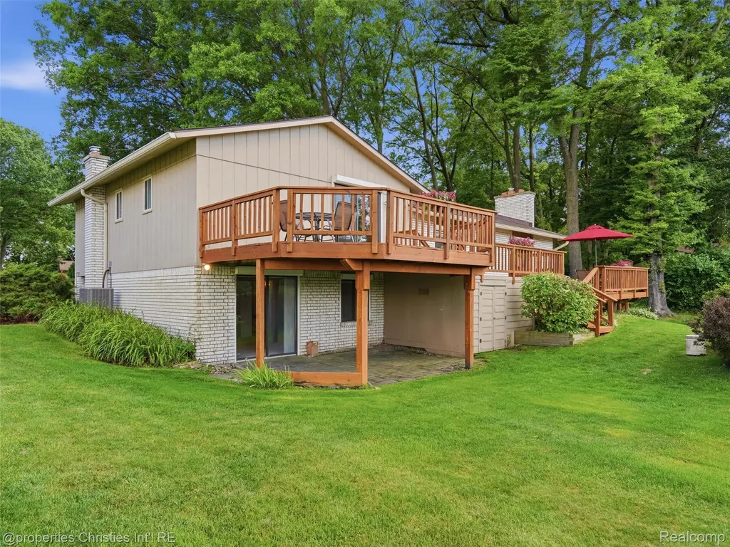 1721 Imperial Drive Highland Charter Township MI 48356