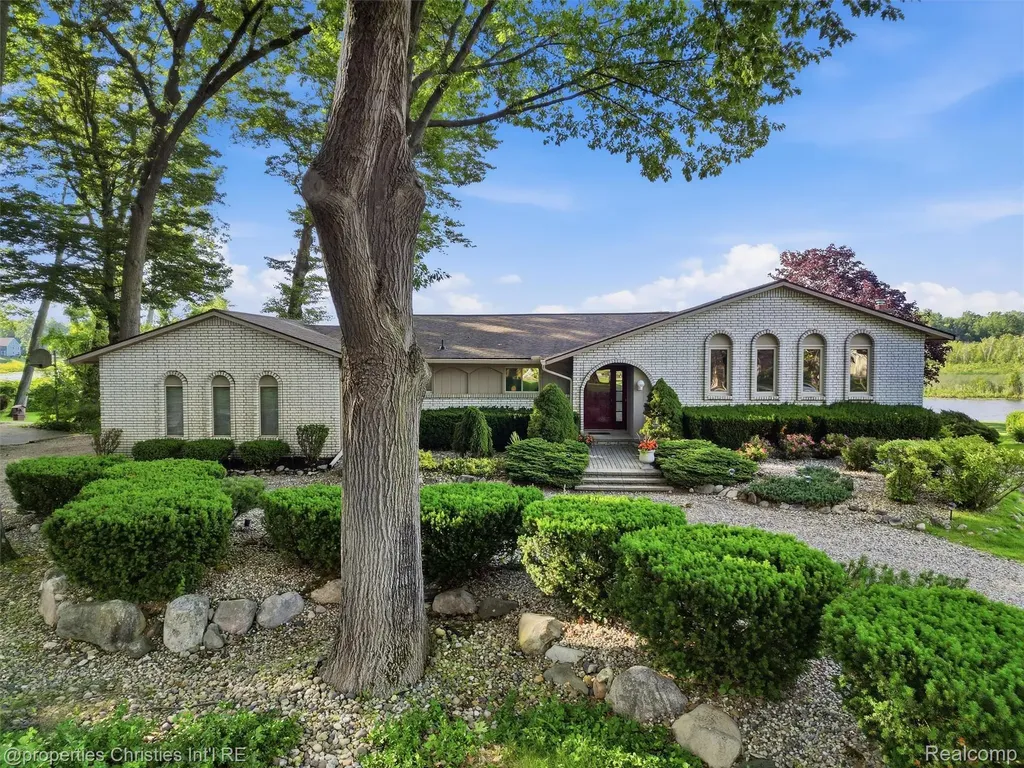1721 Imperial Drive Highland Charter Township MI 48356