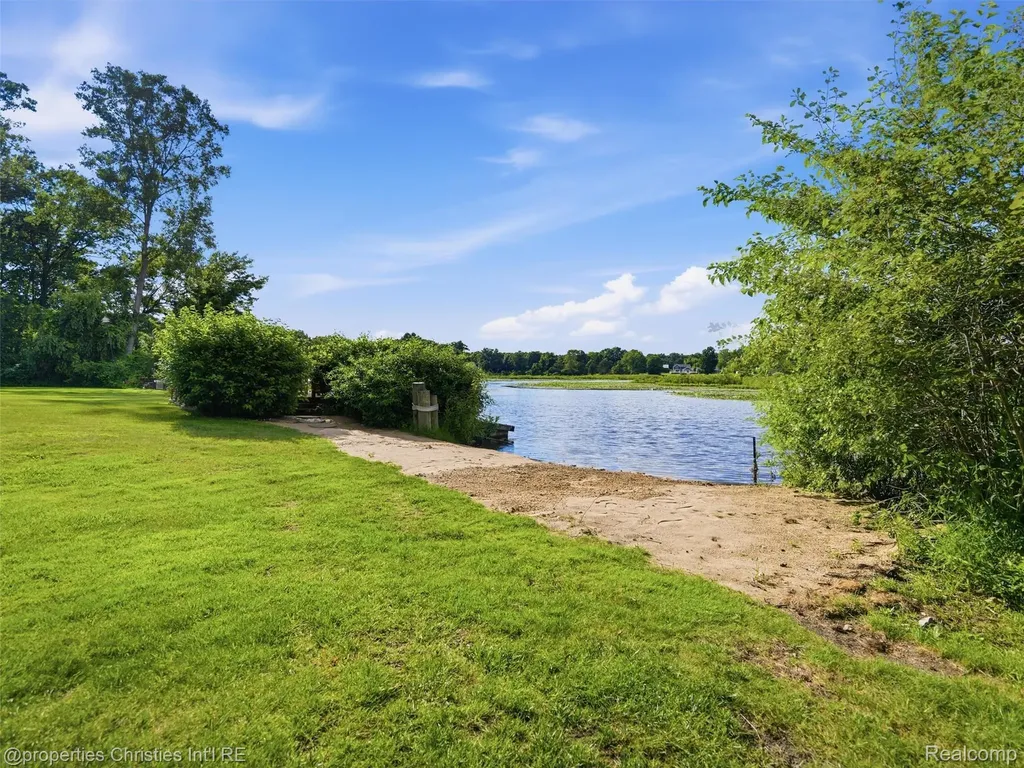 1721 Imperial Drive Highland Charter Township MI 48356