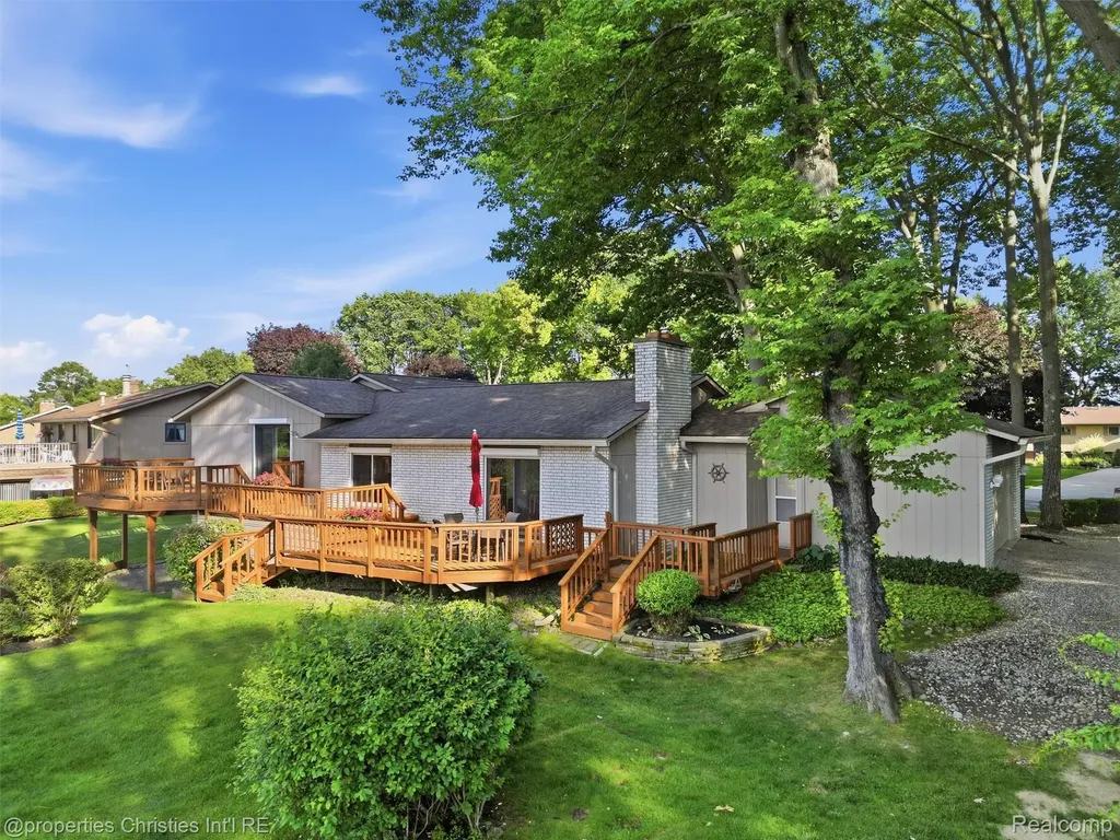 1721 Imperial Drive Highland Charter Township MI 48356