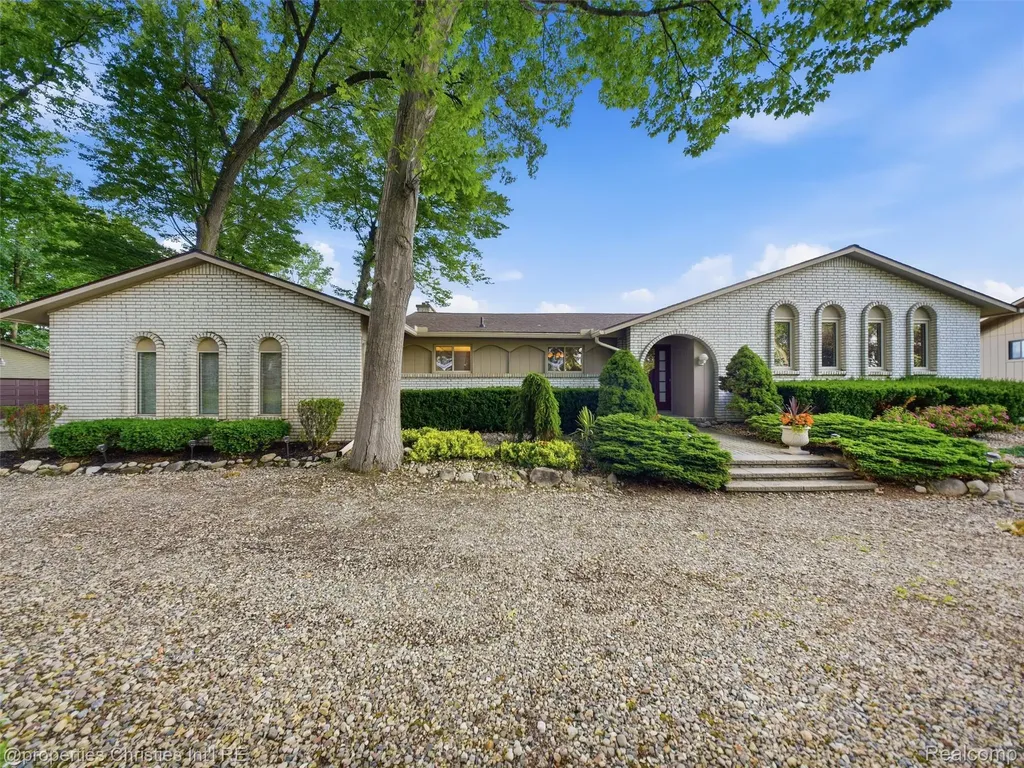 1721 Imperial Drive Highland Charter Township MI 48356