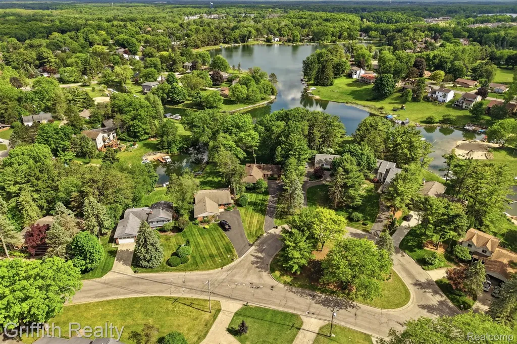 10646 Kenicott Trail Brighton Township MI 48114