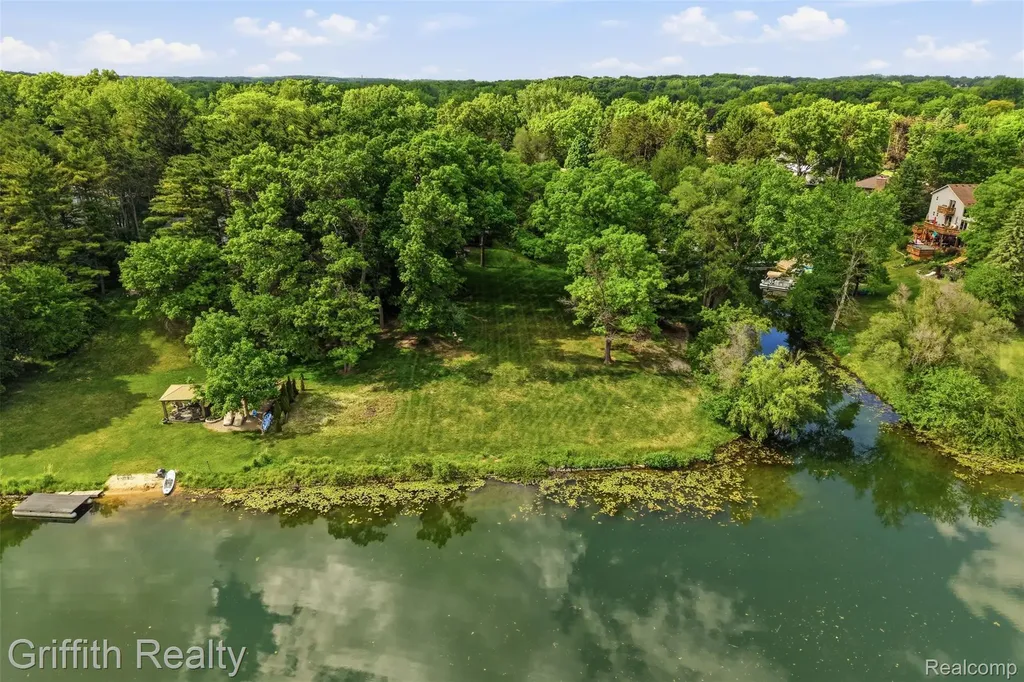 10646 Kenicott Trail Brighton Township MI 48114