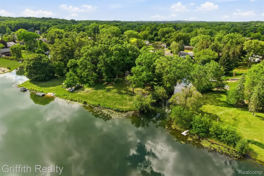 10646 Kenicott Trail Brighton Township MI 48114
