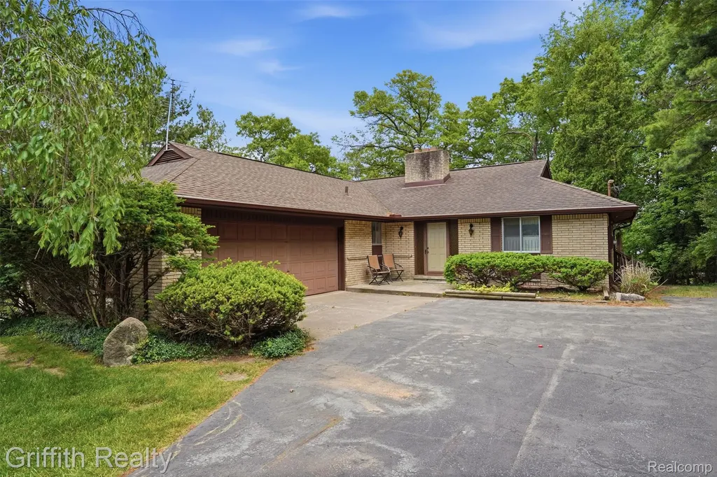 10646 Kenicott Trail Brighton Township MI 48114